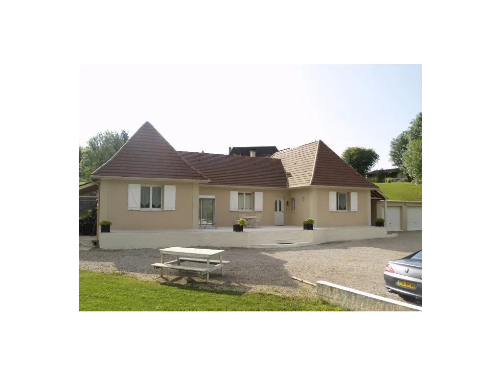  BEAUTIFUL BUNGALOW HOUSE ON HIS LAND OF 2821 M ²