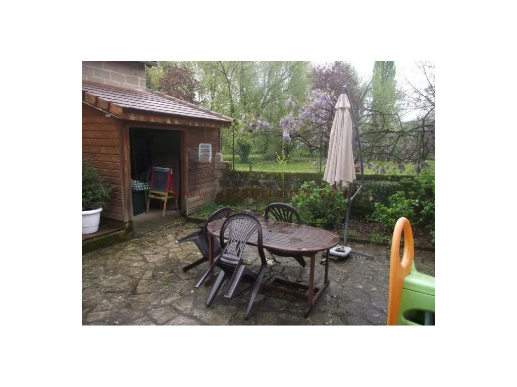 VERY PRETTY VILLAGE HOUSE