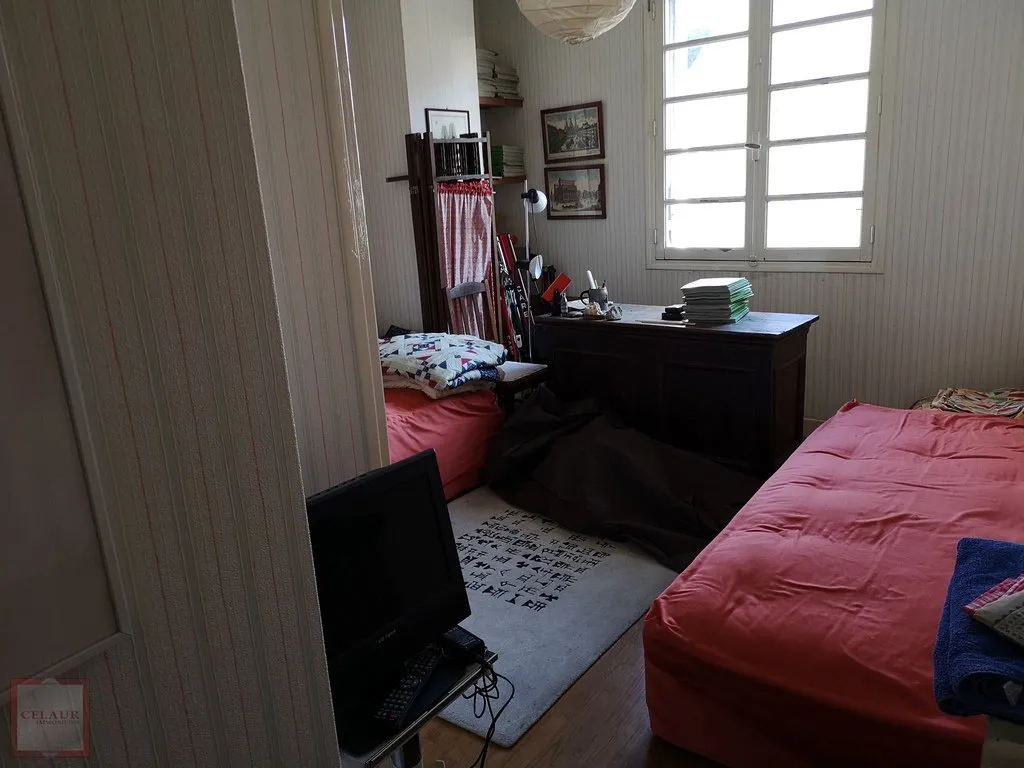 IMMEUBLE AVEC DEVANTURE COMMERCIALE ET LOGEMENT T5 -