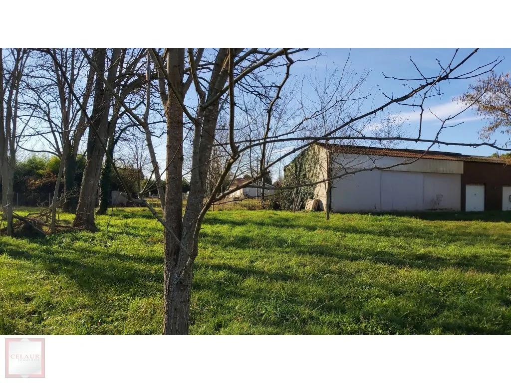 TERRAIN A BATIR AVEC HANGAR