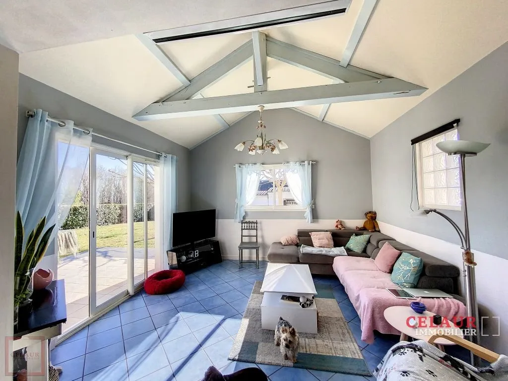 PLAIN PIED DE 2008 AVEC PISCINE ET DEPENDANCE SUR 1HA