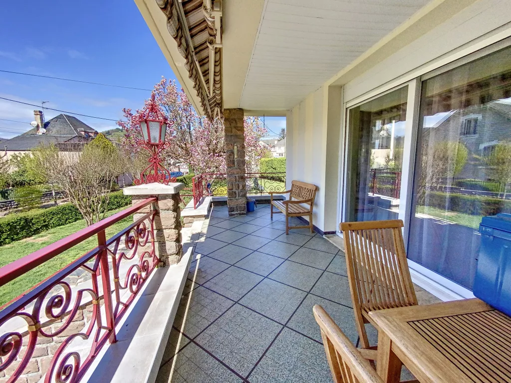 Maison cossue commerces à pied