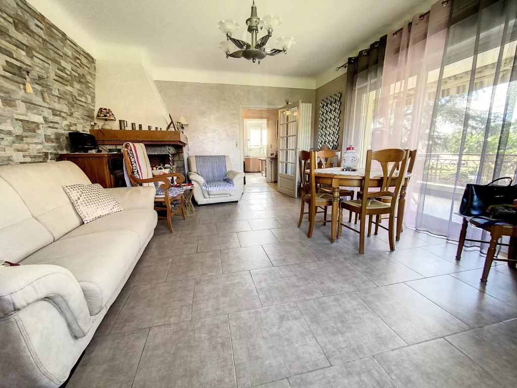 Maison cossue commerces à pied