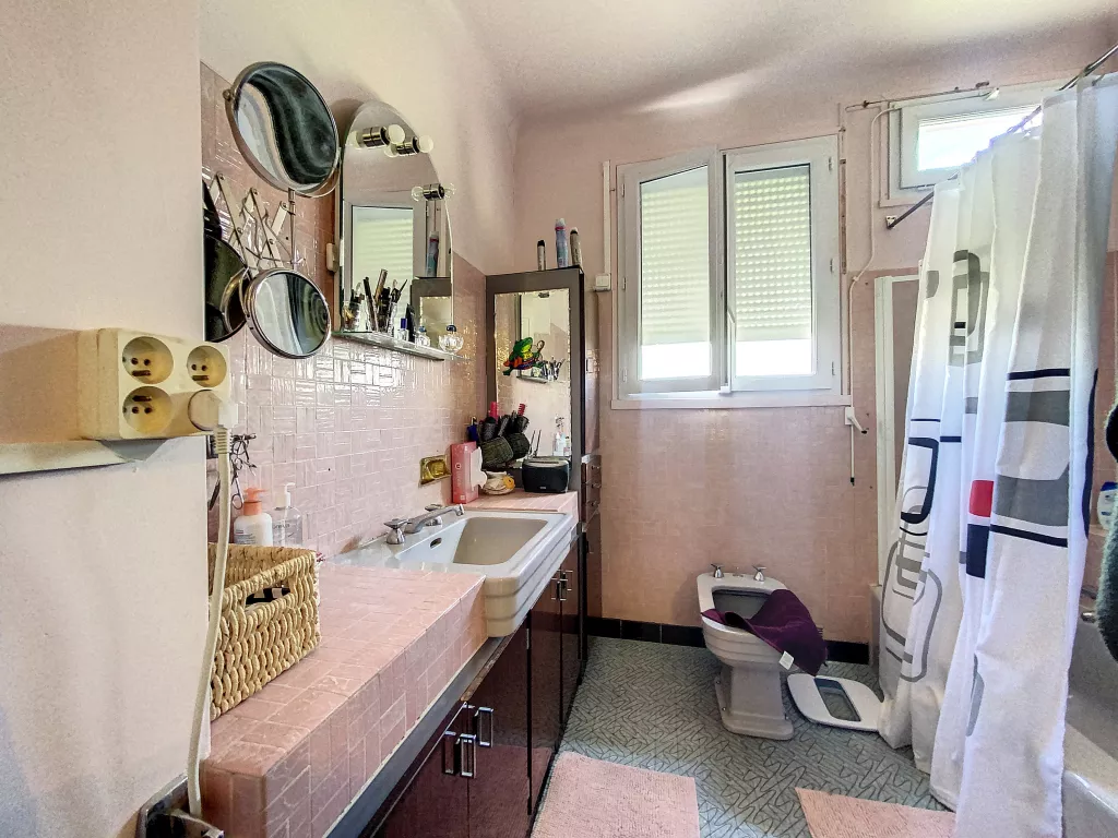 Maison cossue commerces à pied