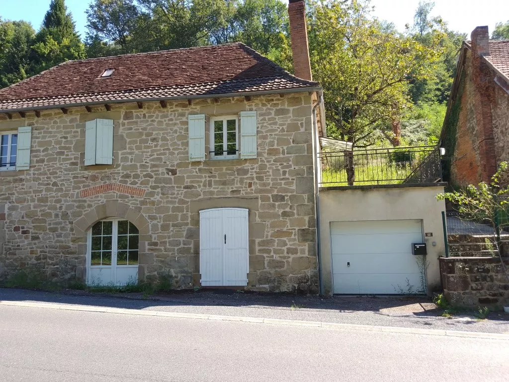MAISON EN PIERRE Proche de BEAULIEU
