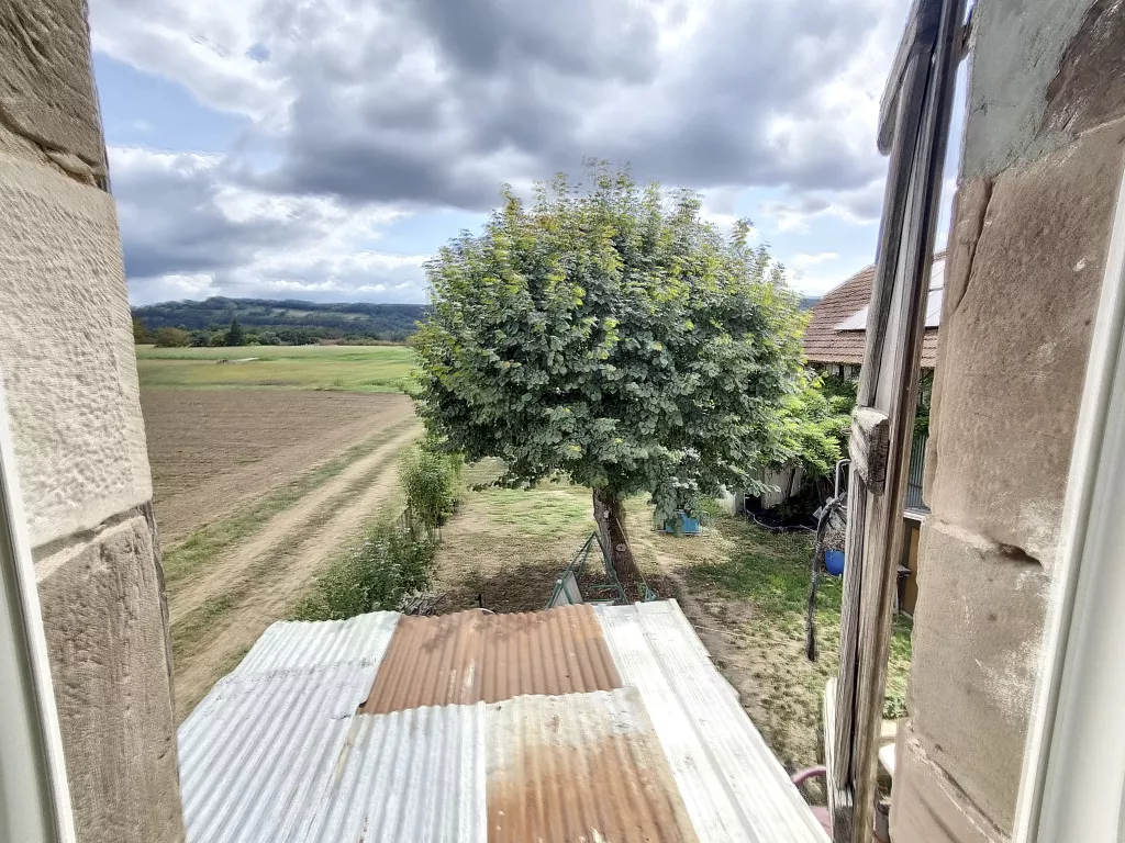 MAISON EN PIERRE AVEC SON HANGAR ET PANNEAUX SOLAIRES