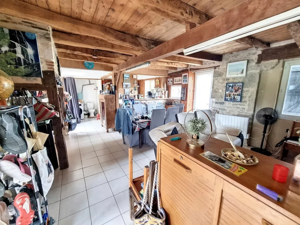 MAISON EN PIERRE AVEC SON HANGAR ET PANNEAUX SOLAIRES