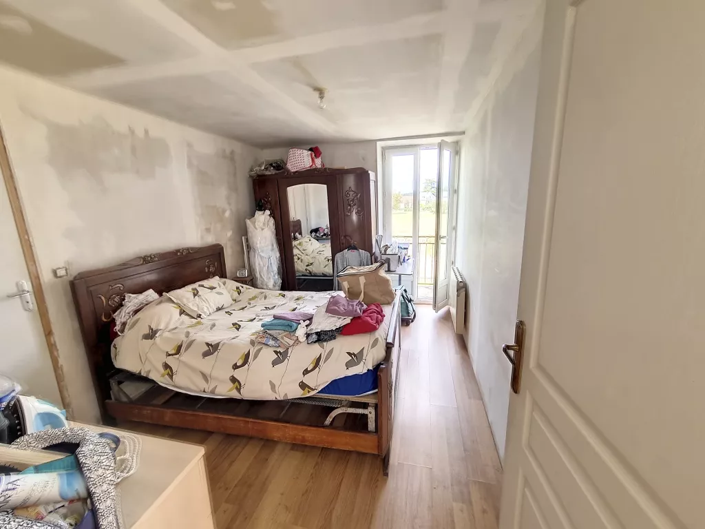 MAISON EN PIERRE AVEC SON HANGAR ET PANNEAUX SOLAIRES