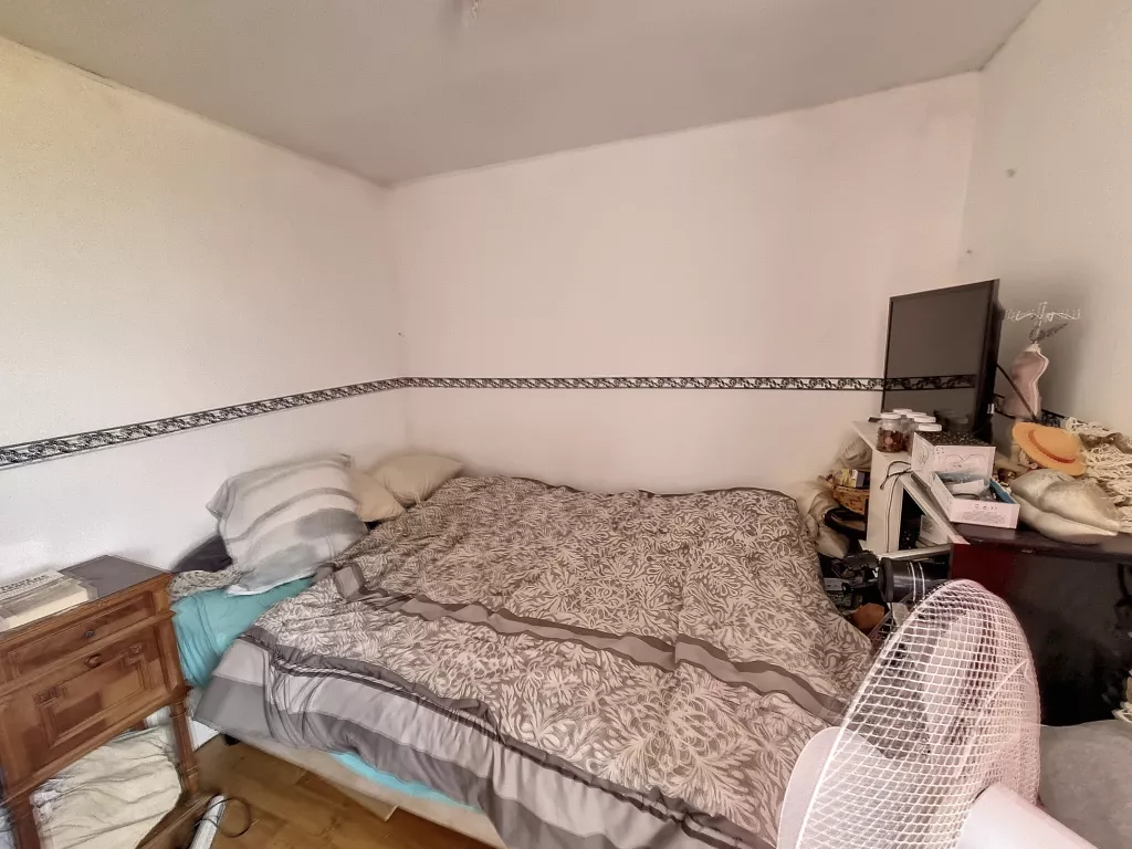 MAISON EN PIERRE AVEC SON HANGAR ET PANNEAUX SOLAIRES