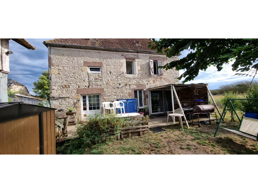 MAISON EN PIERRE AVEC SON HANGAR ET PANNEAUX SOLAIRES