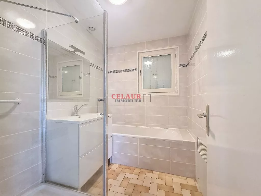 LARGE SINGLE-STOREY HOUSE - Dupli