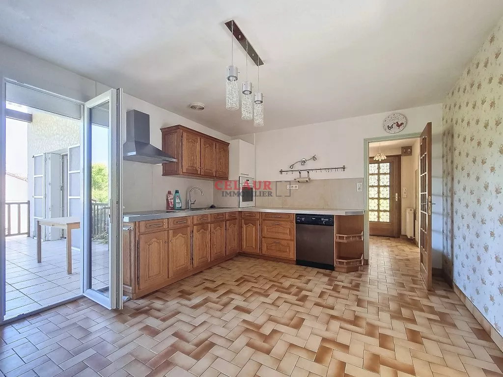 LARGE SINGLE-STOREY HOUSE - Dupli