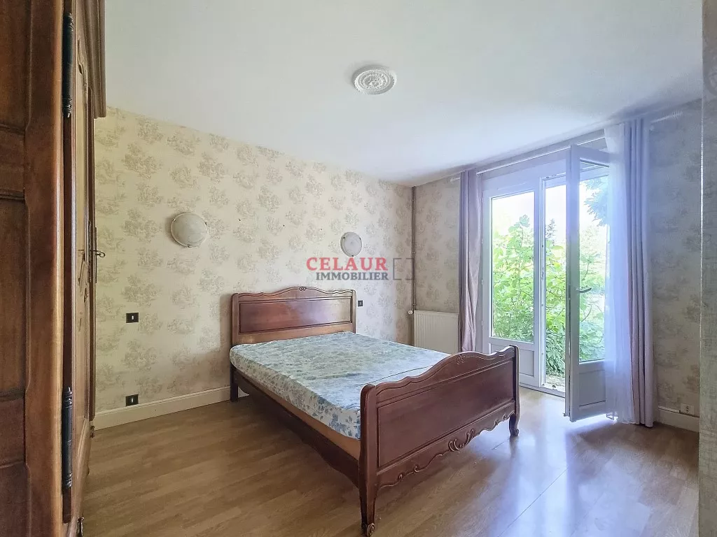 LARGE SINGLE-STOREY HOUSE - Dupli