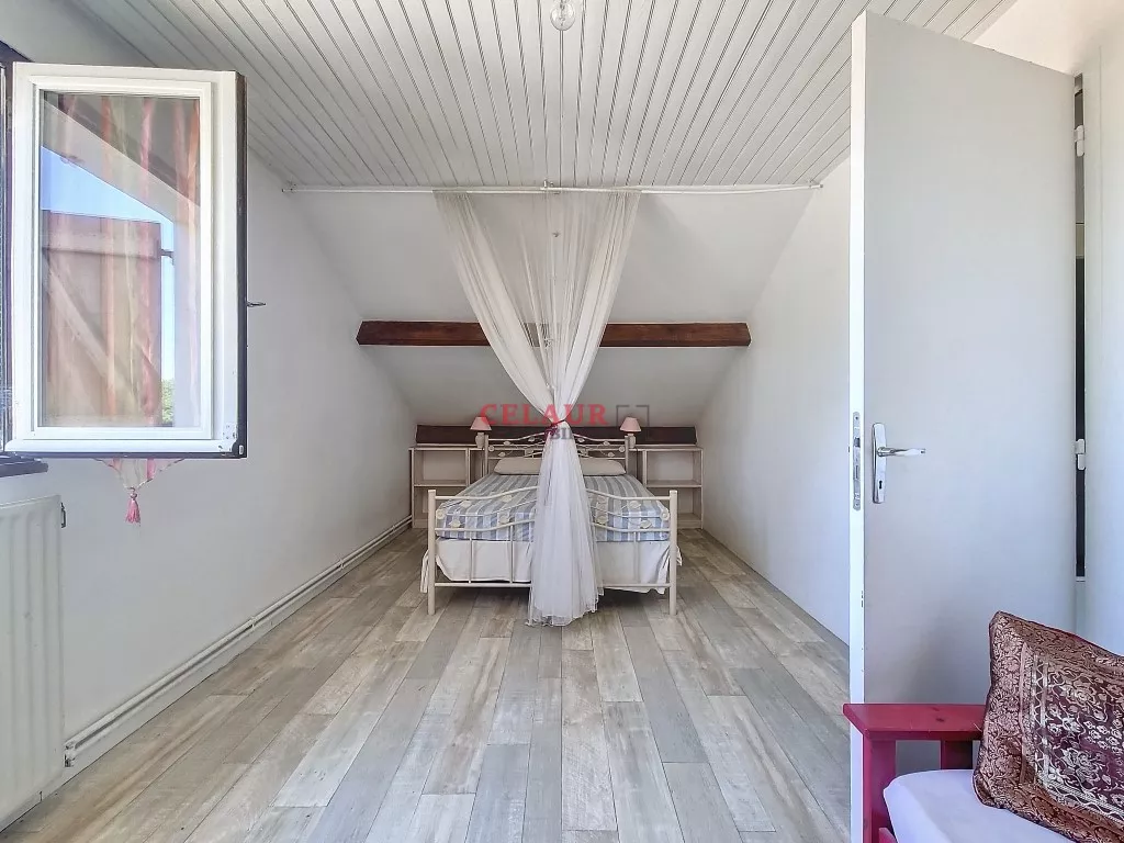 LARGE SINGLE-STOREY HOUSE - Dupli