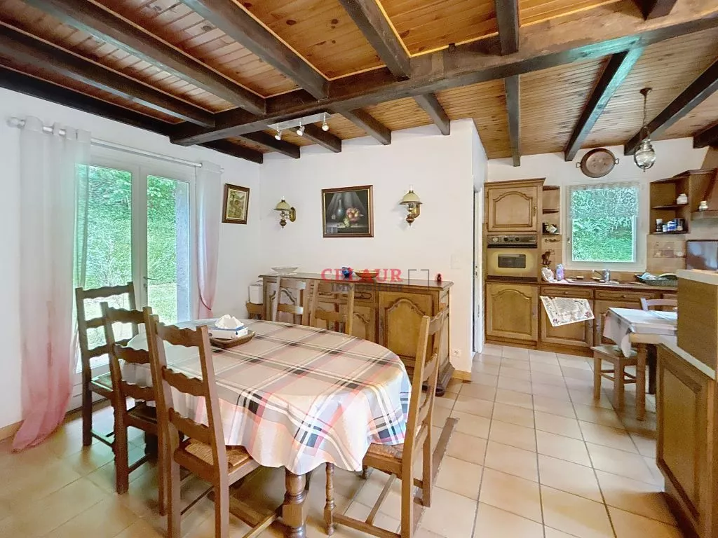 Sans voisins, sur 1 ha de terrain, maison et dépendance avec étang