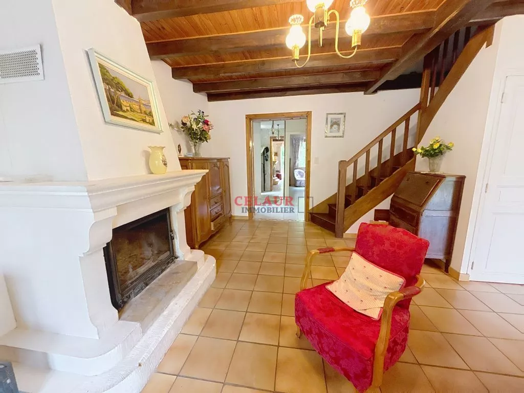 Sans voisins, sur 1 ha de terrain, maison et dépendance avec étang