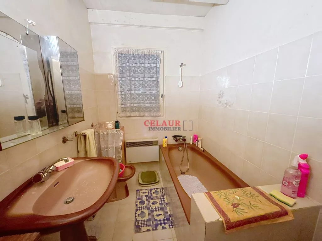 Sans voisins, sur 1 ha de terrain, maison et dépendance avec étang