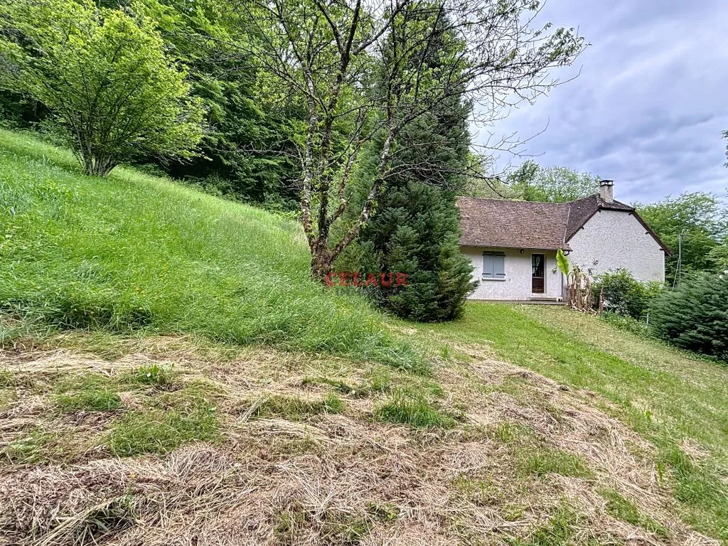 Sans voisins, sur 1 ha de terrain, maison et dépendance avec étang