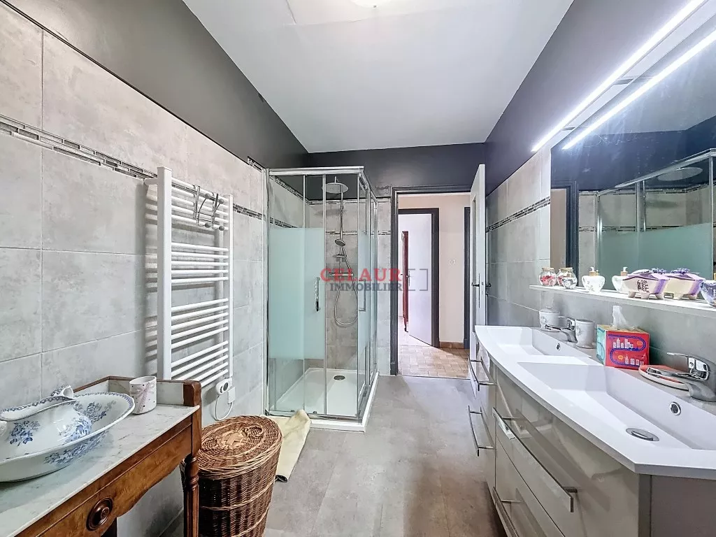 Villa en pierres sèches avec vue panoramique .