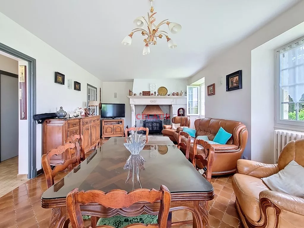 Villa en pierres sèches avec vue panoramique .