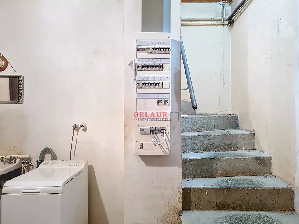 Villa en pierres sèches avec vue panoramique .