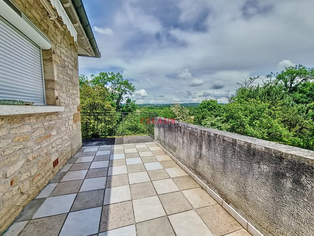 Villa en pierres sèches avec vue panoramique .