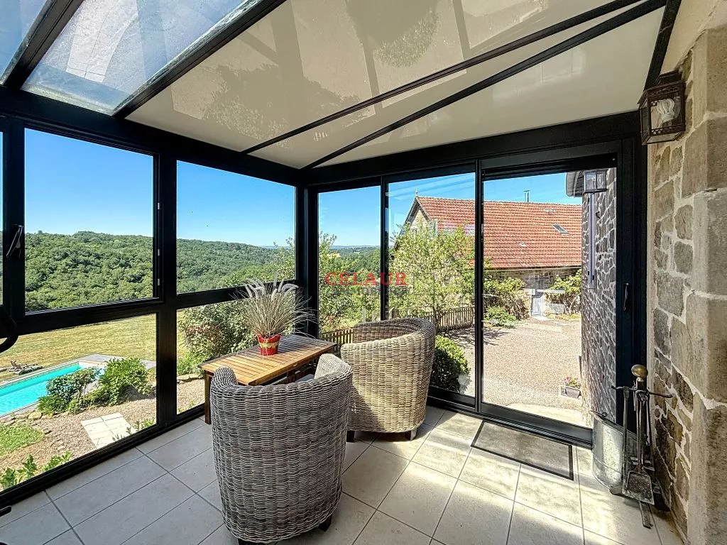 DOMAINE DE 10 HA : MAISON, GRANGE AMENAGEE, VUE, PISCINE