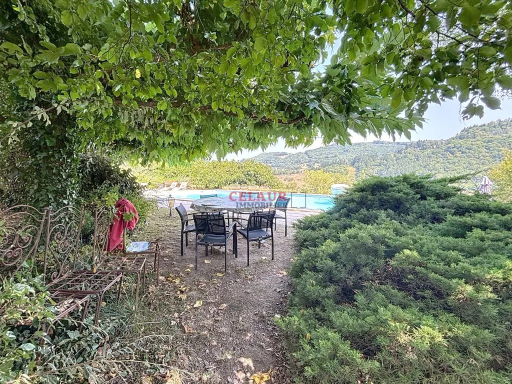 ENSEMBLE DE CARACTERE AVEC PISCINE SUR 1HA