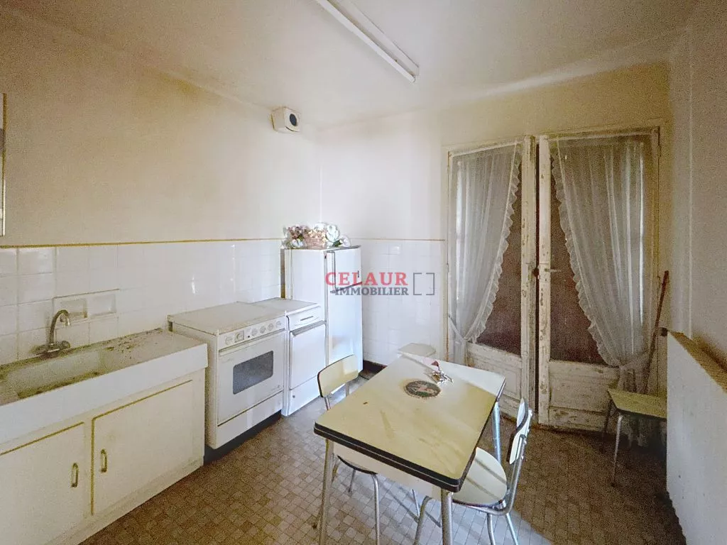 PAVILLON A RENOVER SUR 1229 M² DE JARDIN CLOS