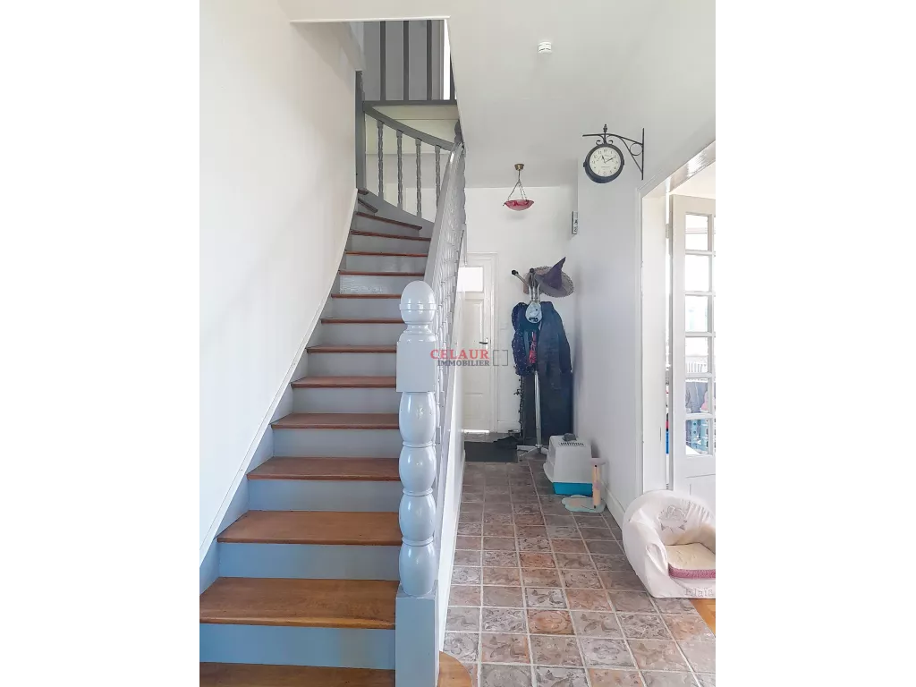 Solide maison familiale avec plus de 3hectares attenant.