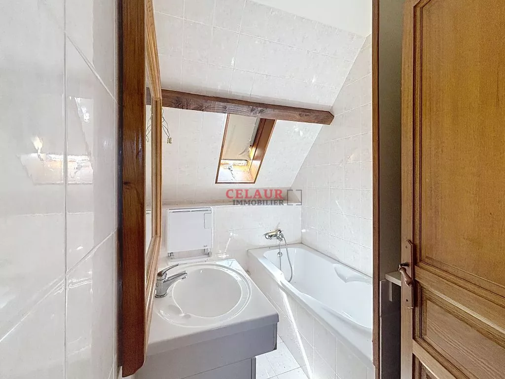 CORPS DE FERME AVEC GITE ET DEPENDANCES SUR 8 HA