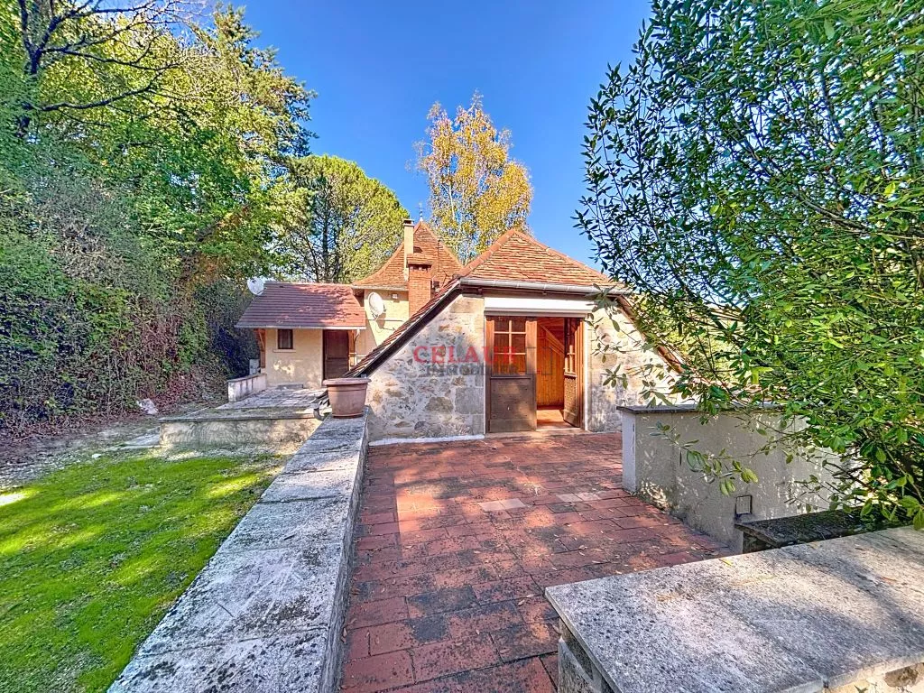 JOLIE PETITE MAISON EN PIERRE SANS VOISINS AUTOUR