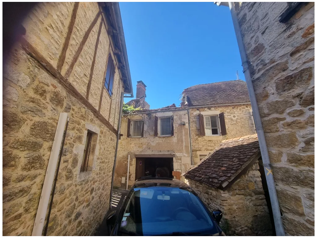 Maison de caractère  en pierre à rénover