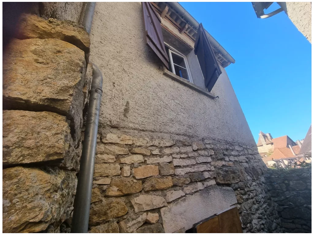 Maison de caractère  en pierre à rénover