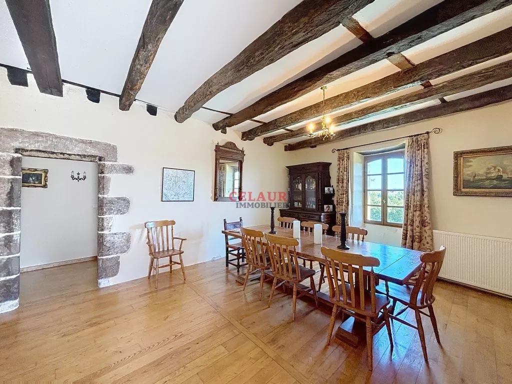 PROPRIETE AVEC MAISON ET DEPENDANCES PISCINE SUR 1 HA DE PARC CLOS