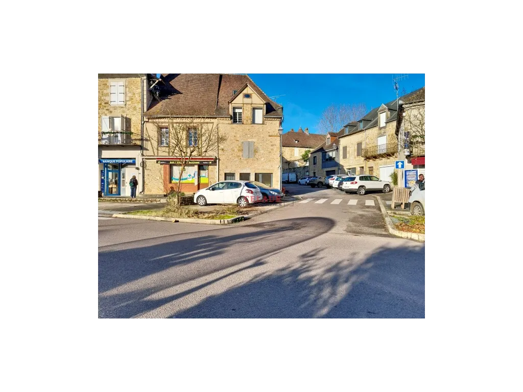 IMMEUBLE RENOVE AVEC LOCAL COMMERCIAL