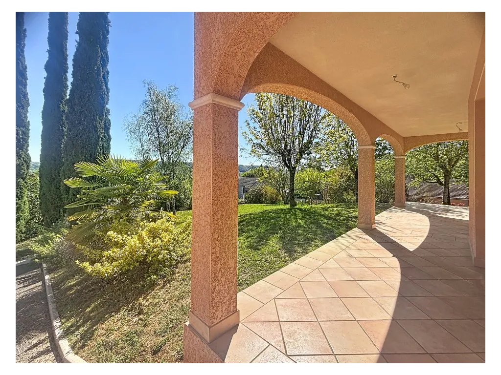 Maison proven&ccedil;ale proche bourg