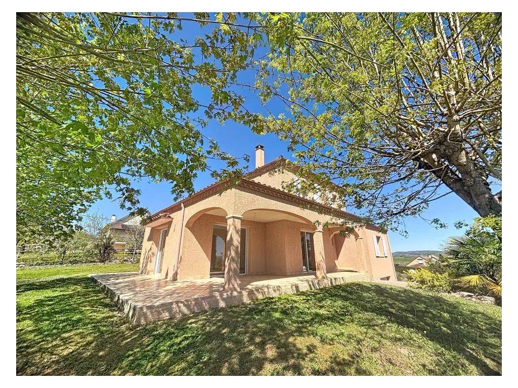 Maison proven&ccedil;ale proche bourg