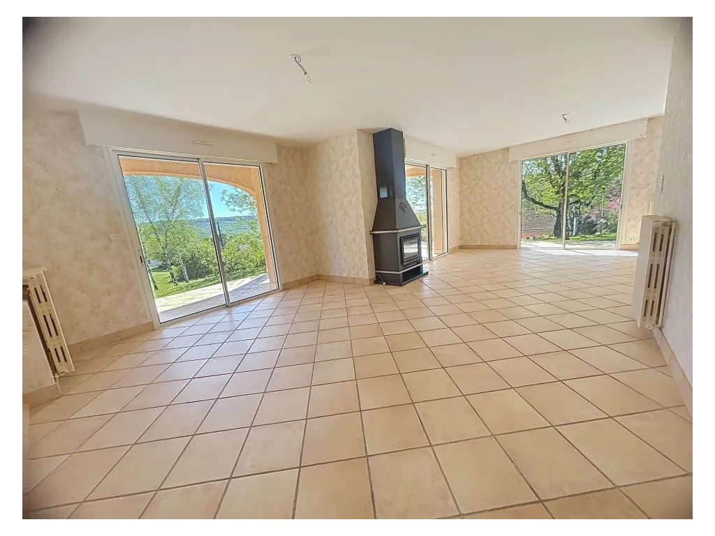 Maison proven&ccedil;ale proche bourg