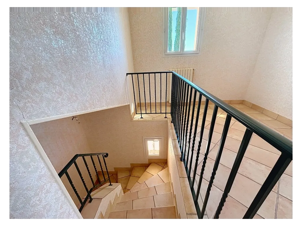 Maison proven&ccedil;ale proche bourg