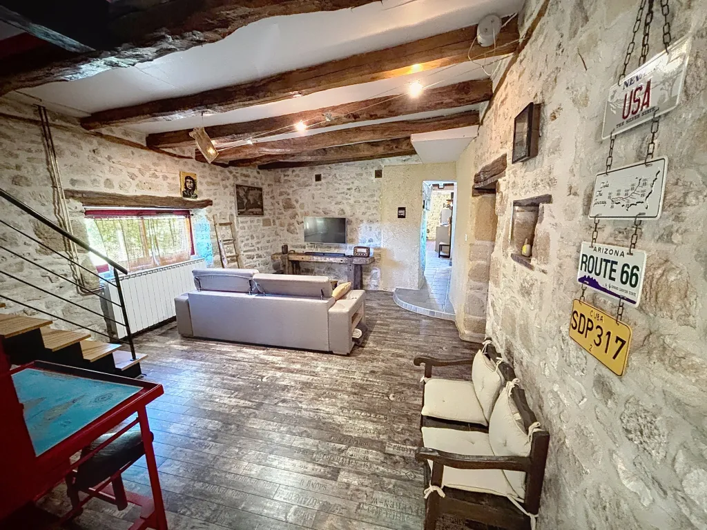 Maison en pierre et piscine